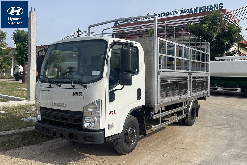 Xe tải Isuzu QKR 210 thùng bạt