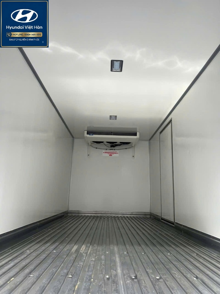 Bên trong thùng đông lạnh 3 tấn Hyundai W750L
