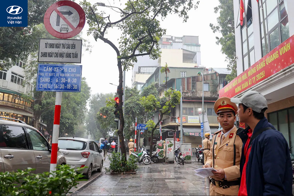 Biển cấm xe khách vào giờ cao điểm ở Hà Nội