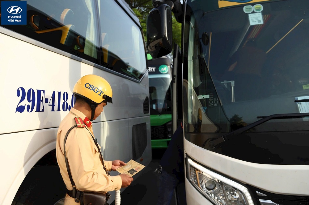 Cấm xe khách trên 28 chỗ vào giờ cao điểm tại Hà Nội từ 16-3