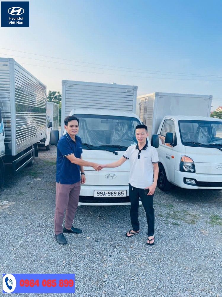Bàn giao xe cho khách ở Lương Tài mua xe tải Hyundai tại Bắc Ninh