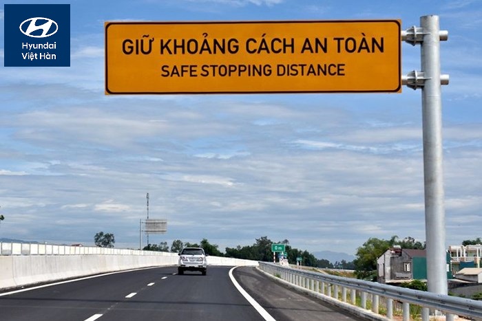 Giữ khoảng cách an toàn