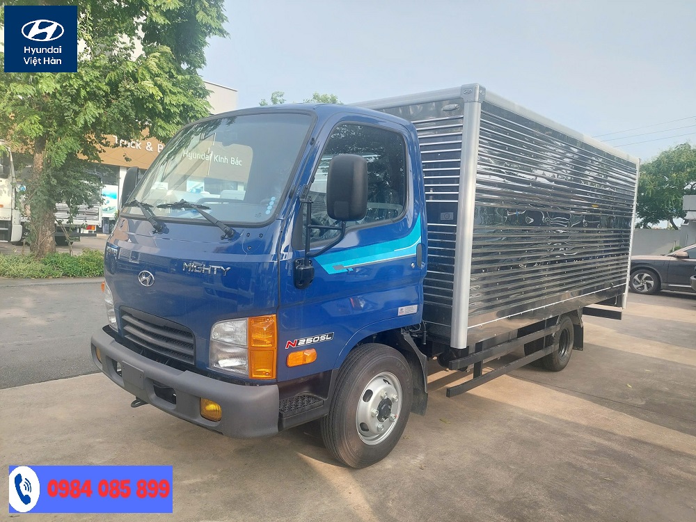 Hyundai N250SL Thùng Kín Inox thiết kế gọn gàng, chắc chắn