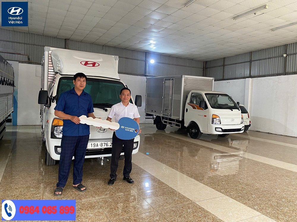 Hình ảnh Hyundai Phú Thọ bàn giao xe tải 1.5 tấn cho khách hàng