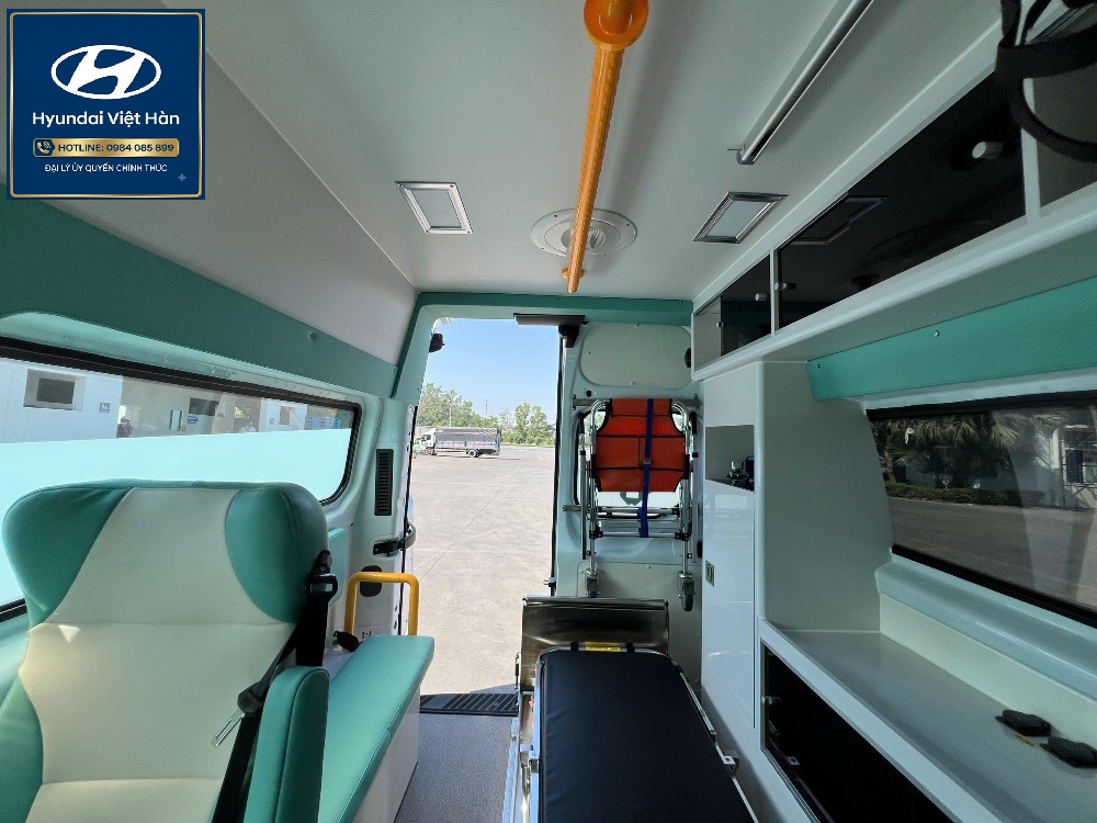 Khoang bệnh nhân xe cấp cứu Ford Transit nhập khẩu nguyên chiếc