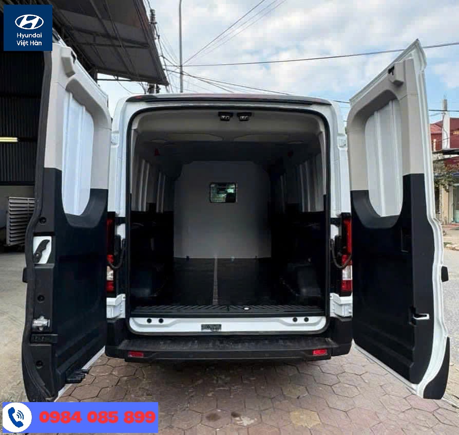 Khoang chở hàng xe van Ford Transit