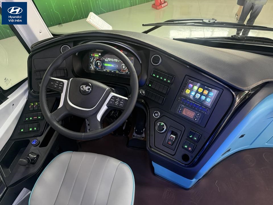 Khoang lái xe khách điện Kim Long thiết kế hiện đại và sang trọng