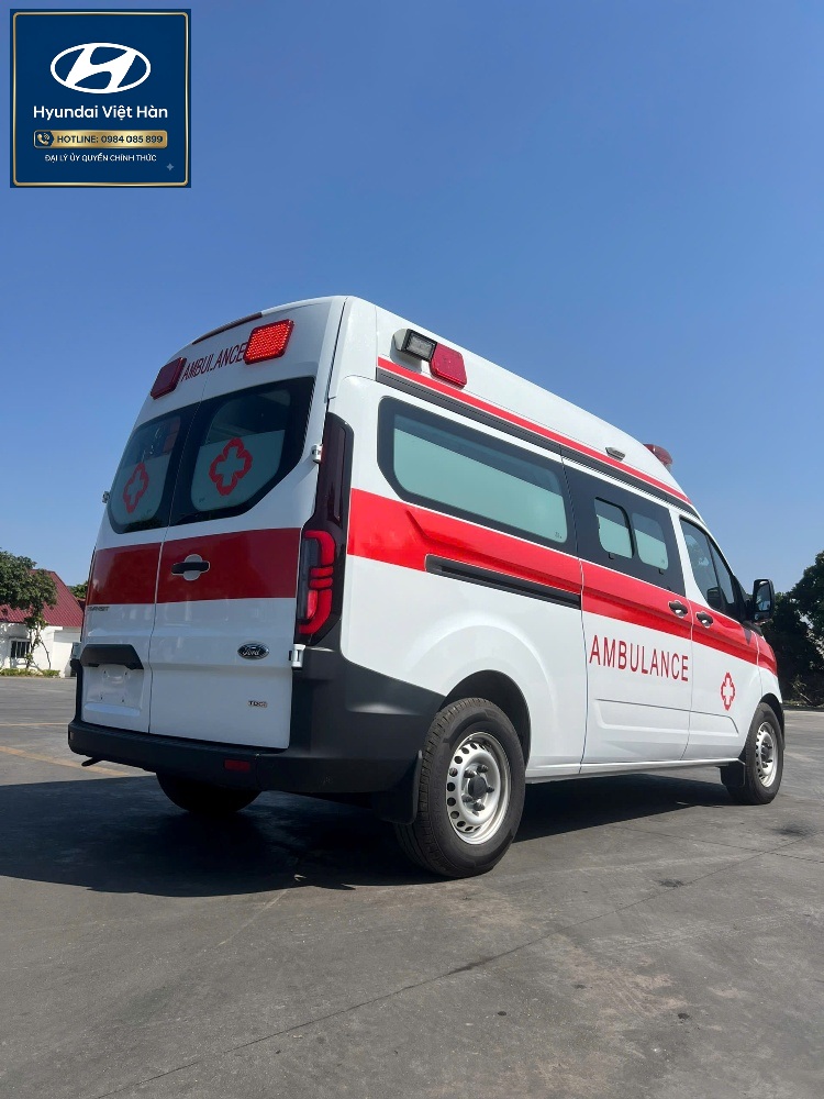 Ngoại hình xe cứu thương Transit nhập khẩu