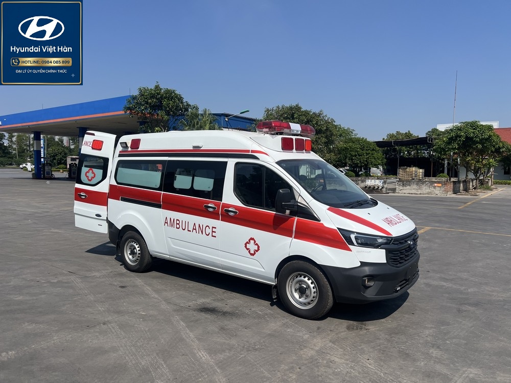 Ngoại hình xe Ford Transit cứu thương