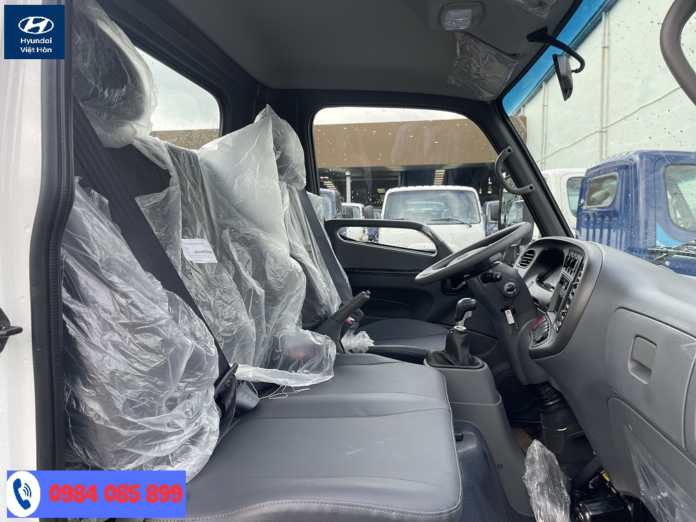 Nội thất Hyundai N650LE thùng đông lạnh 3t5 trang bị nhiều tính năng giải trí cao cấp 