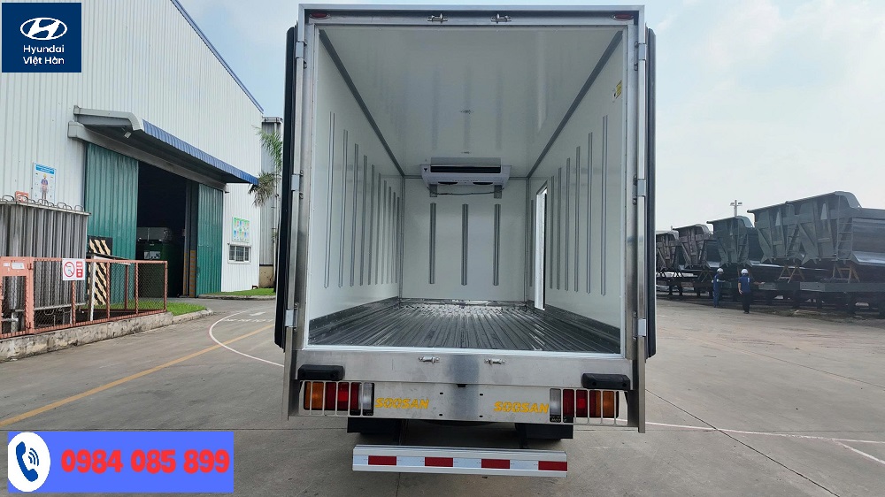 Thùng đông lạnh Hyundai N650LE sử dụng panel XPS, sàn inox SUS304, kết hợp máy lạnh Thermal Master giúp bảo quản hàng hóa ở nhiệt độ ổn định.