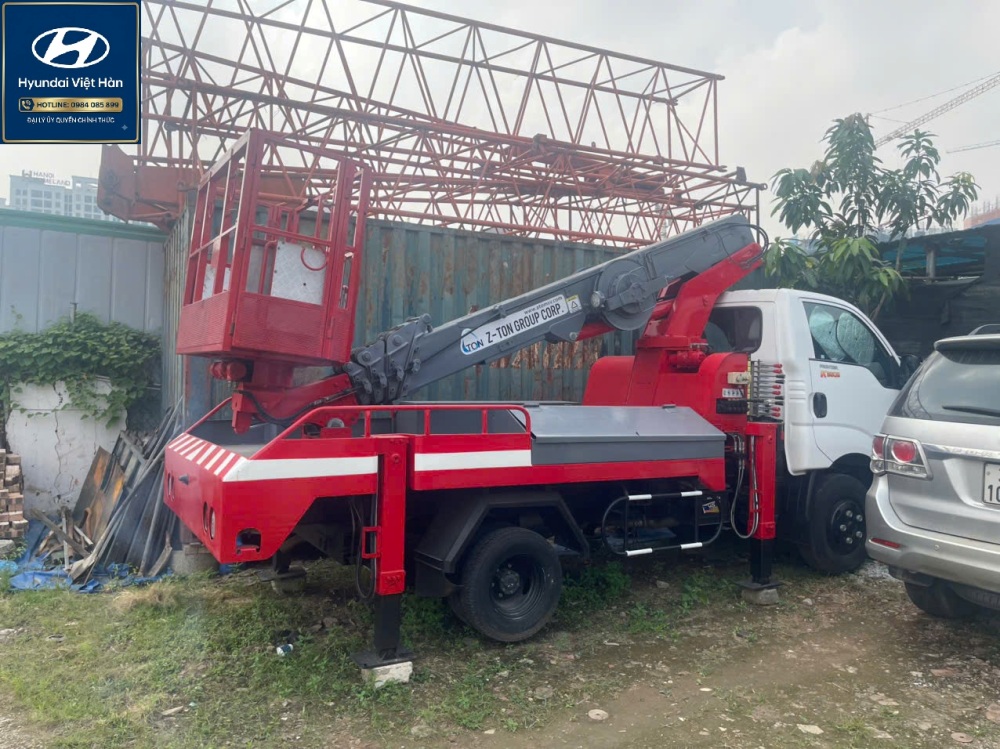 Xe tải cẩu gắn giỏ nâng người làm việc trên cao