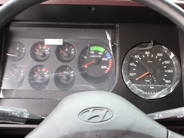 Bảng đồng hồ hiển thị trên xe đầu kéo Hyundai HD1000