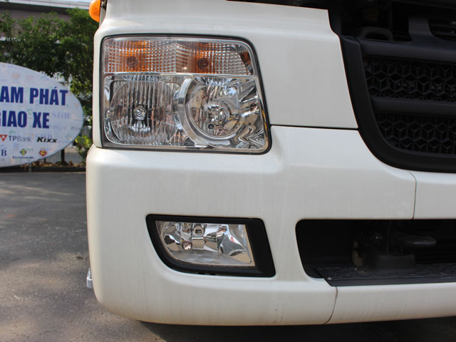 Hệ thống đèn pha Halogen thiết kế to bản kết hợp với đèn sương mù được đặt dưới cản trước, tăng khả năng chiếu sáng, giúp lái xe an toàn hơn vào ban đêm.