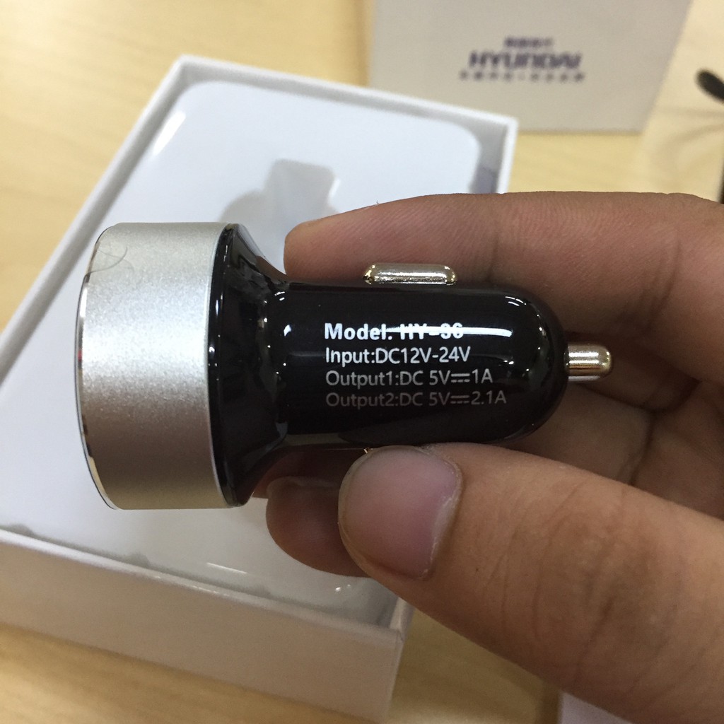 Tẩu Sạc ô tô Chính Hãng Hyundai 2 Cổng USB Đèn Led Hiển Thị