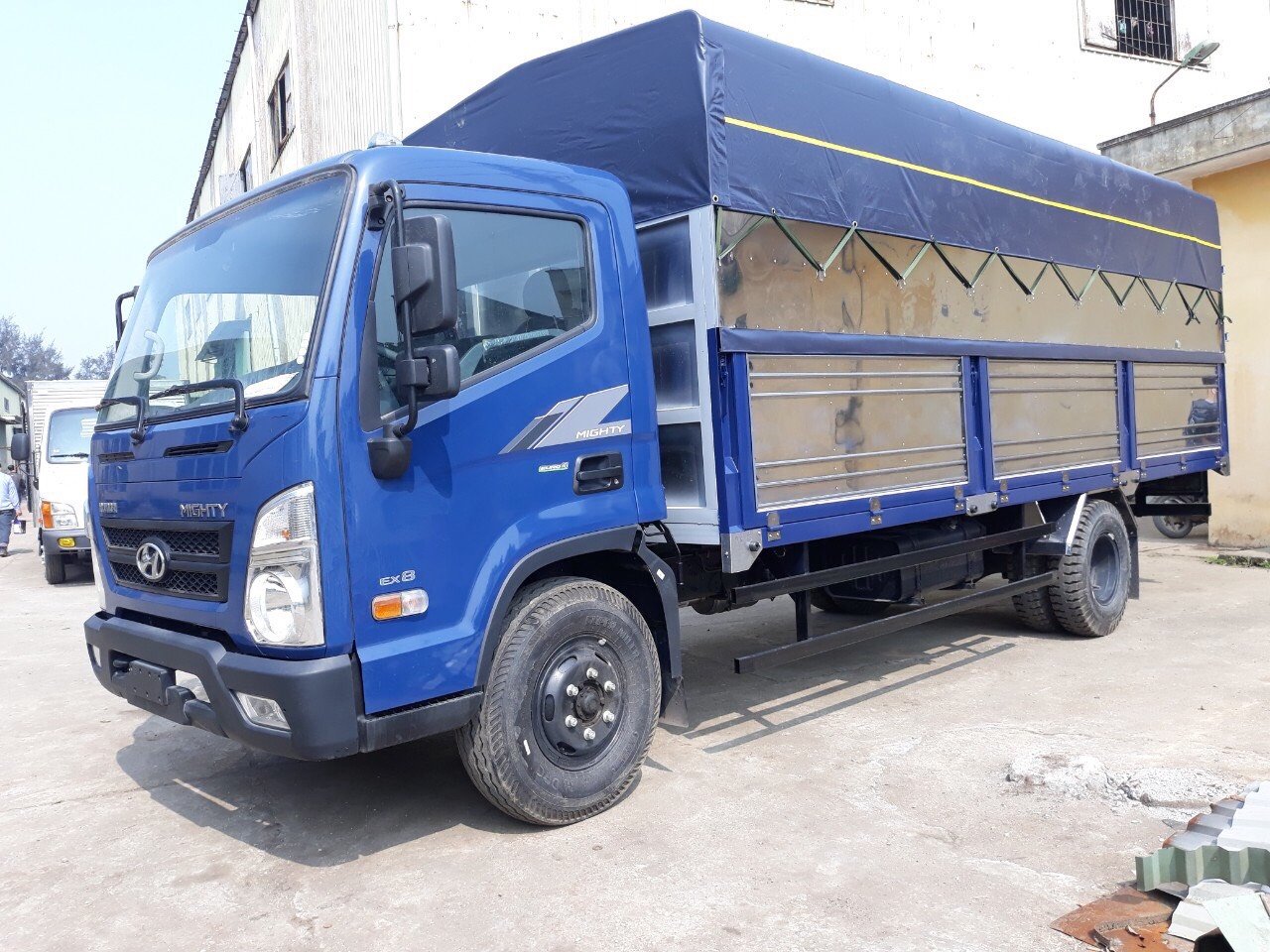 Hyundai EX8 thùng mui bạt