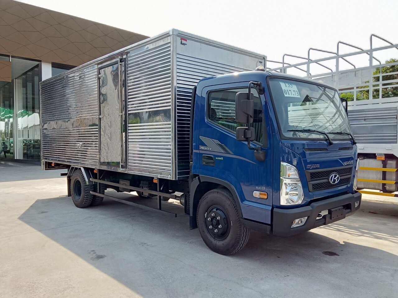 Xe tải Hyundai EX8 thùng kín