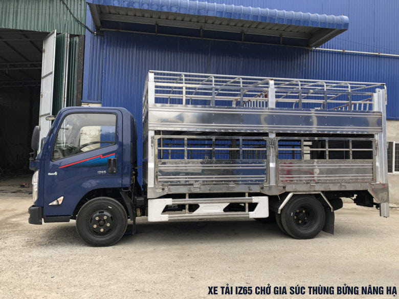 Xe tải IZ65 thùng chở gia súc lợn heo