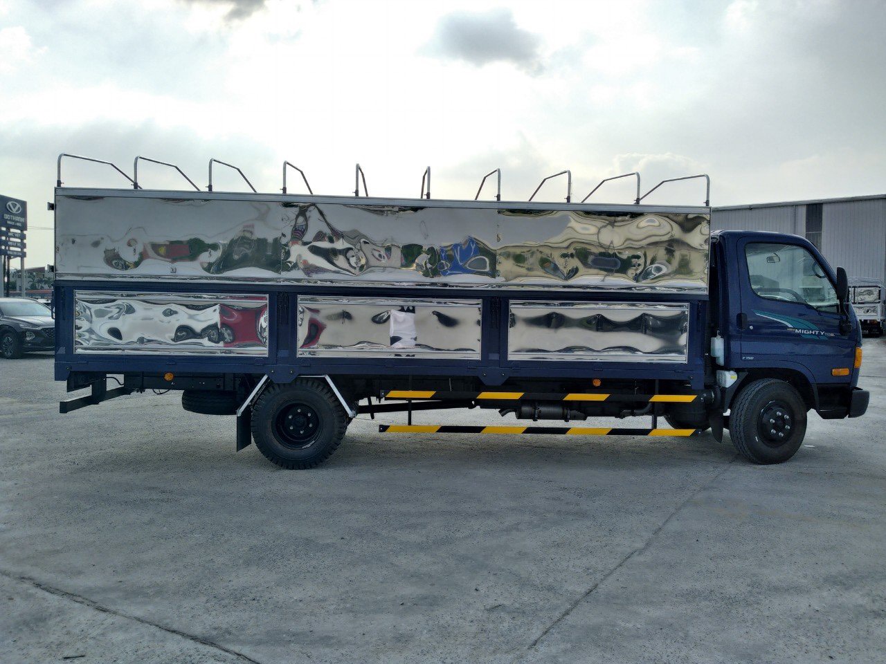 Xe tải 3.5 tấn Hyundai 110SL nâng tải 7 tấn thùng bạt
