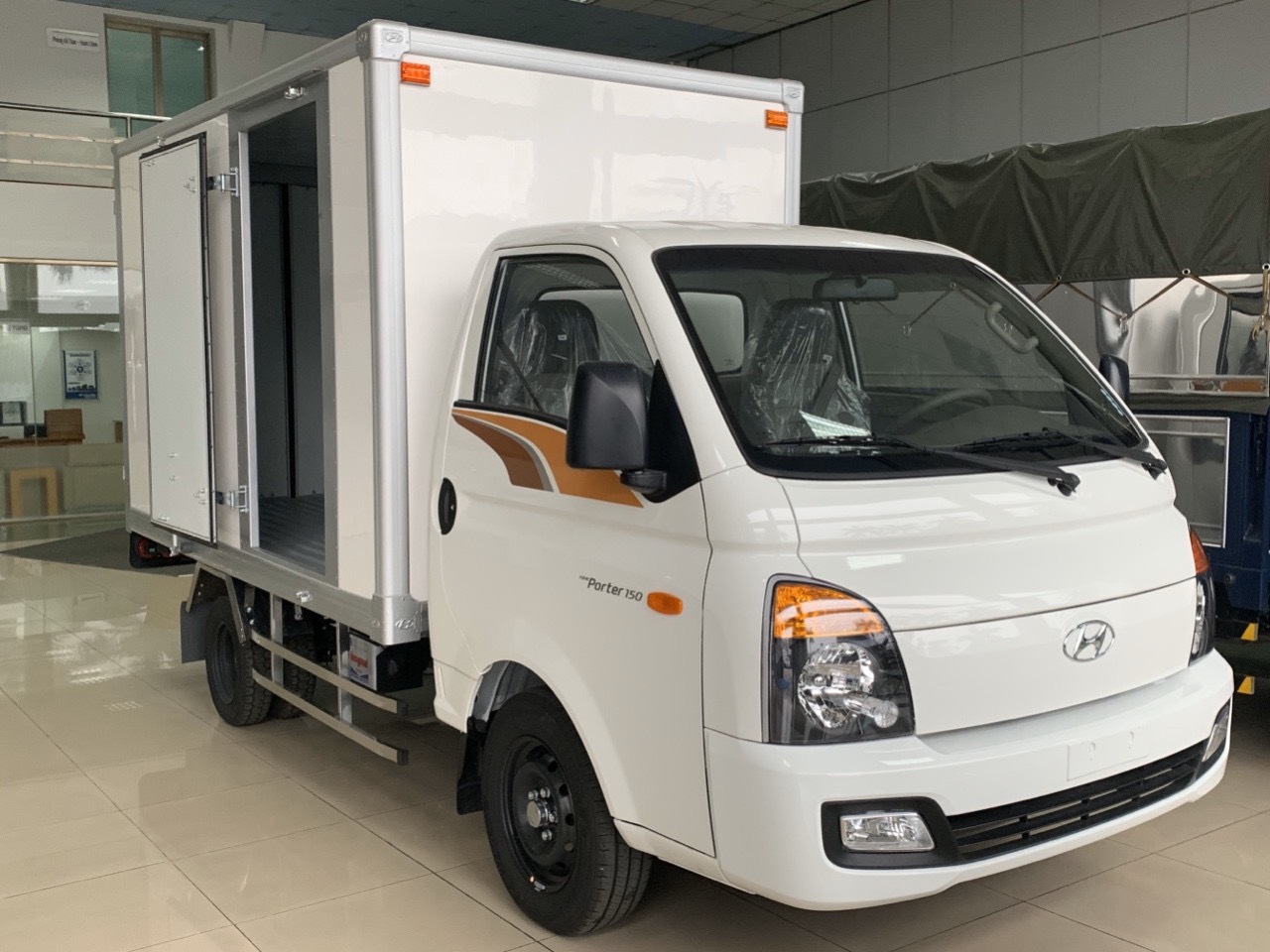 Ngoại hình xe Hyundai H150 thùng Composite