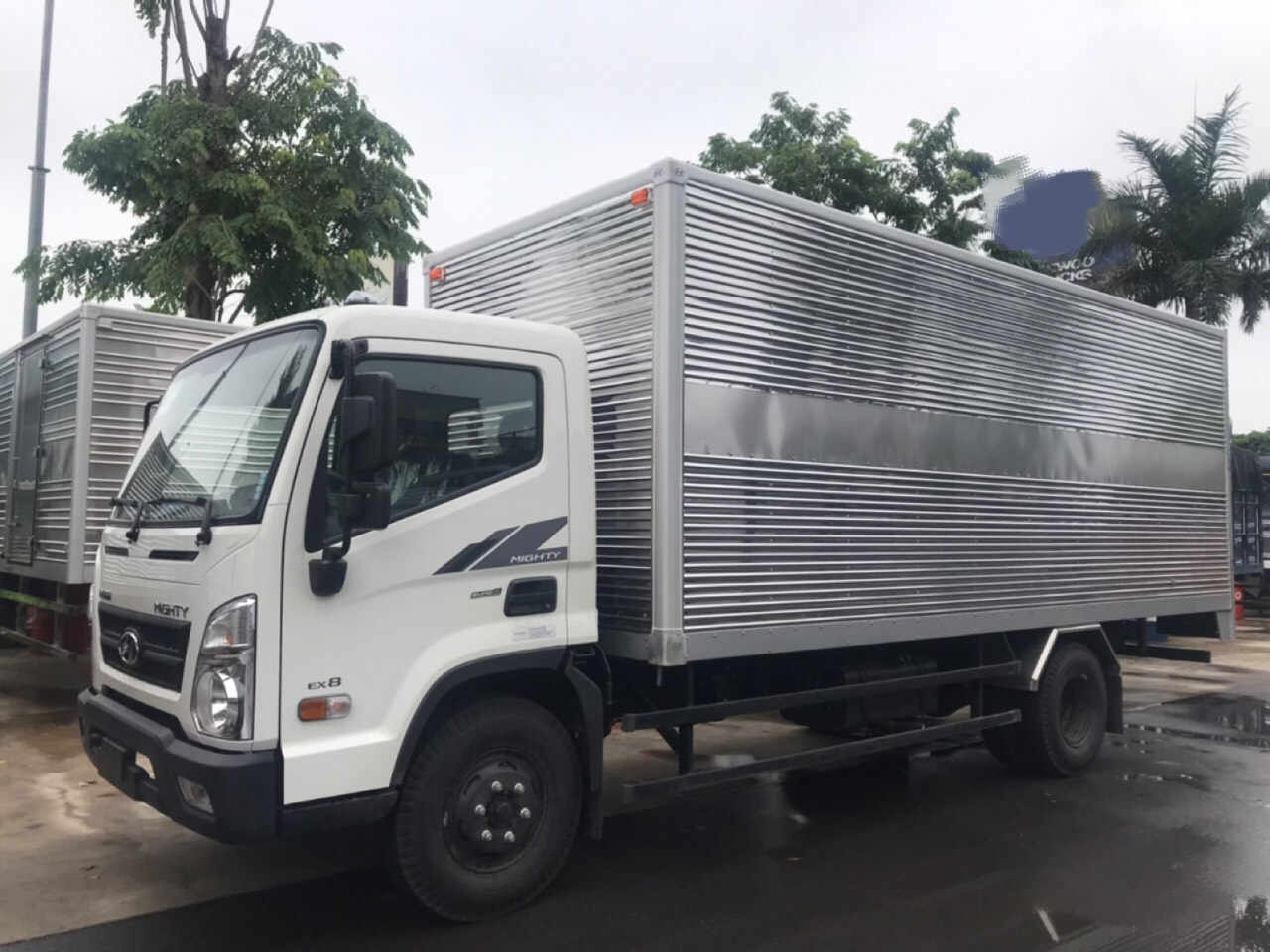 Xe tải 5 tấn Hyundai EX6 thùng kín