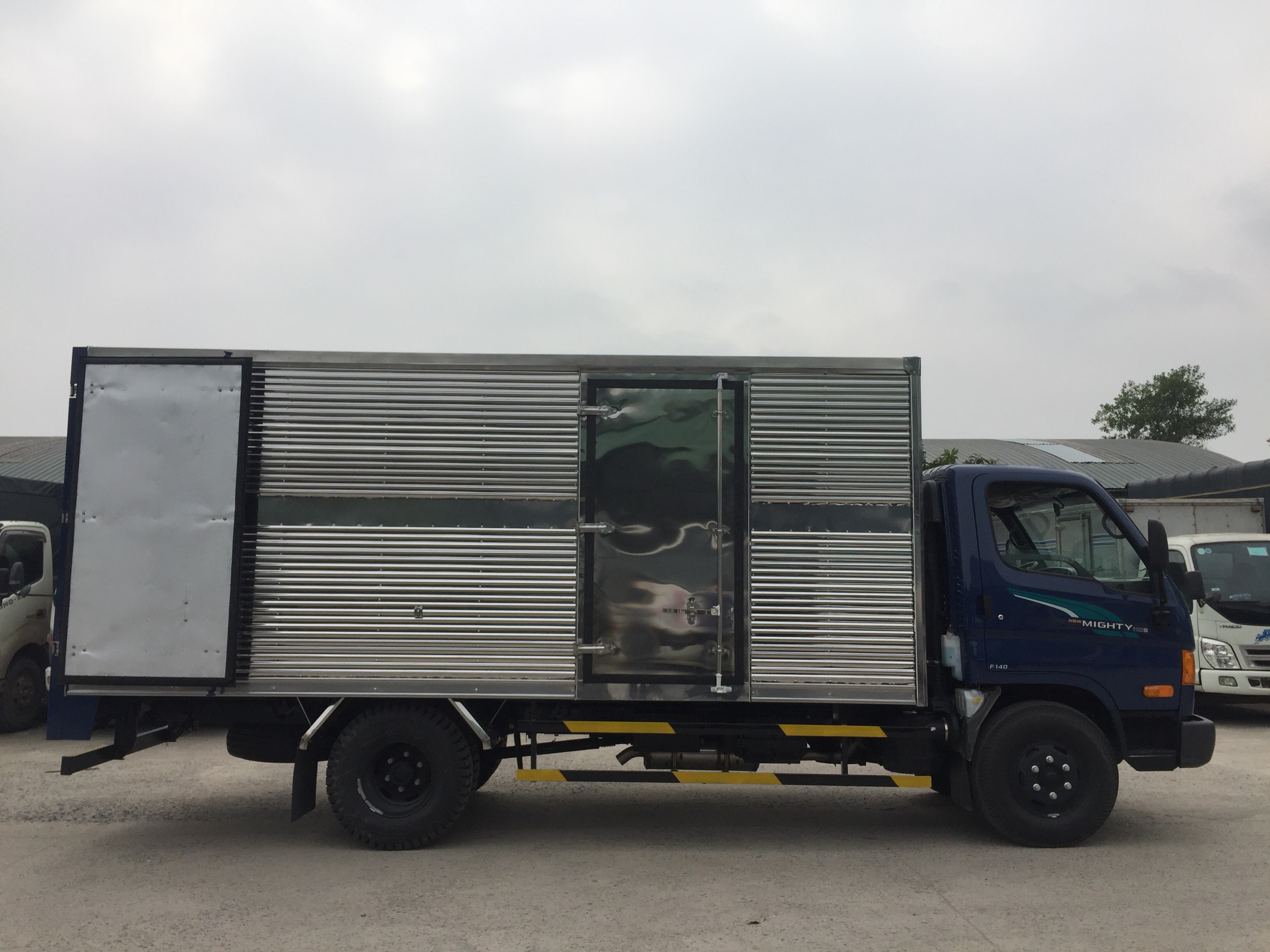 Xe tải Hyundai 110SP thùng kín dài 5m
