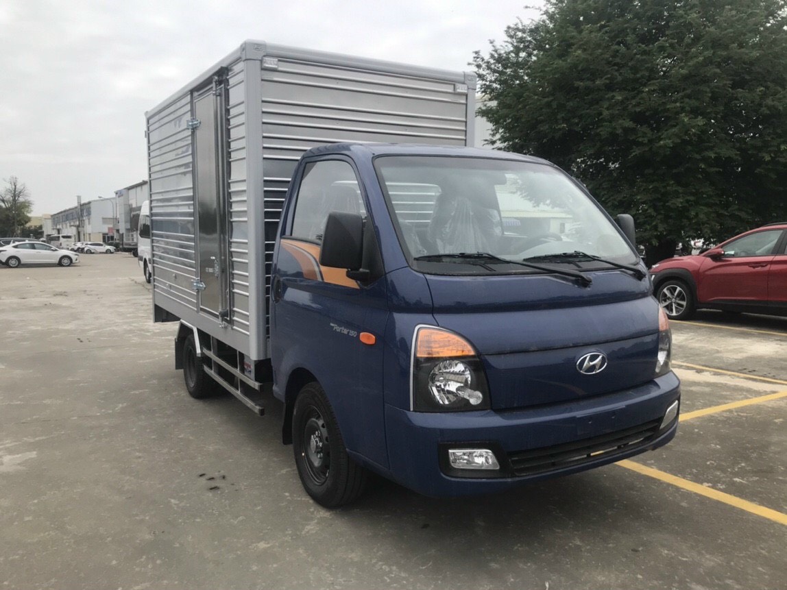 Xe tải Hyundai New Porter H150 thùng kín màu xanh