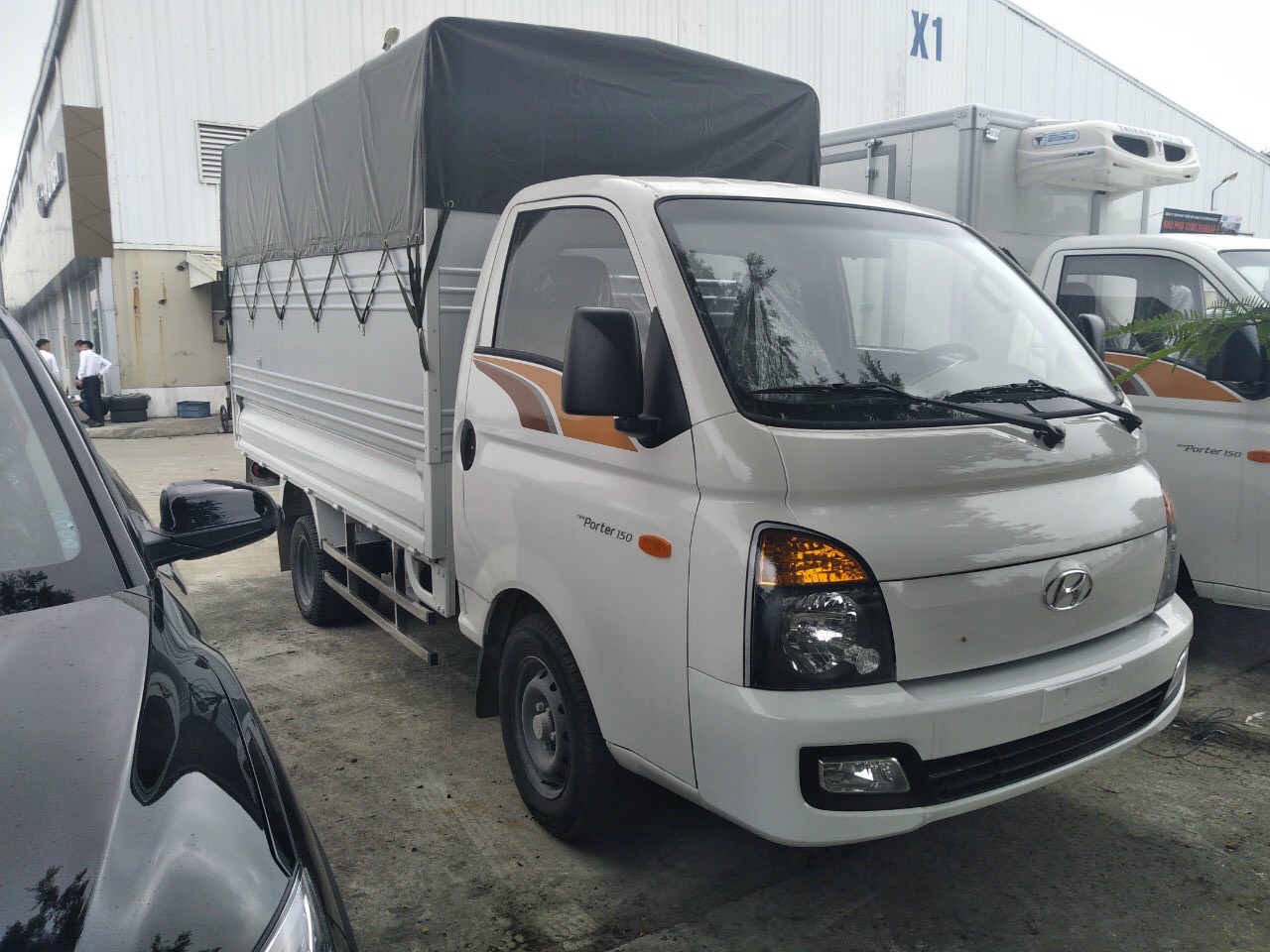 Xe tải Hyundai Porter H150 thùng bạt màu trắng