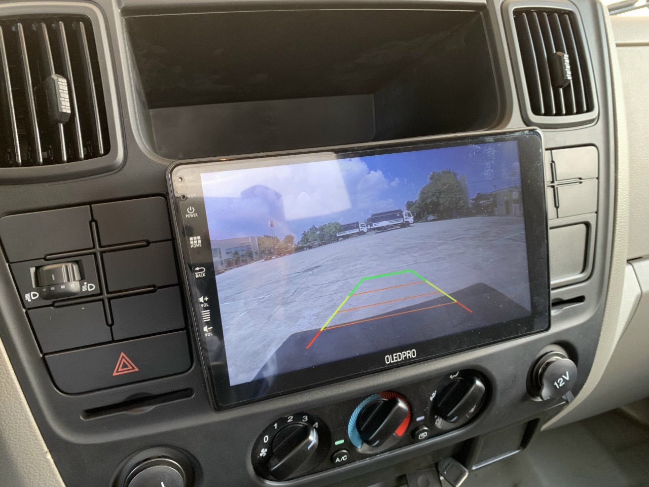 Nội thất xe tải IZ350SL thùng bạt có trang bị camera lùi và màn hình LCD