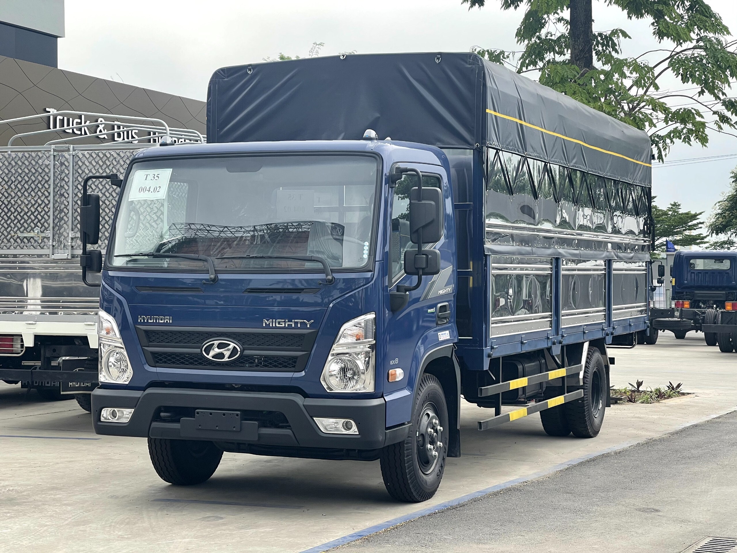 Giá ô tô tải Hyundai EX8L thùng bạt