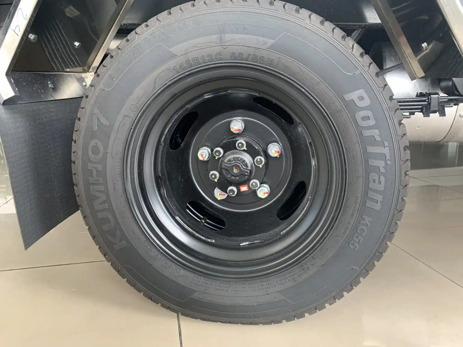 Lốp xe Hyundai H150 sử dụng là loại lốp không săm,thương hiệu KUMHO Hàn Quốc,với kích thước lốp trên trục I và II lần lượt là 195/70R15 và 145R13