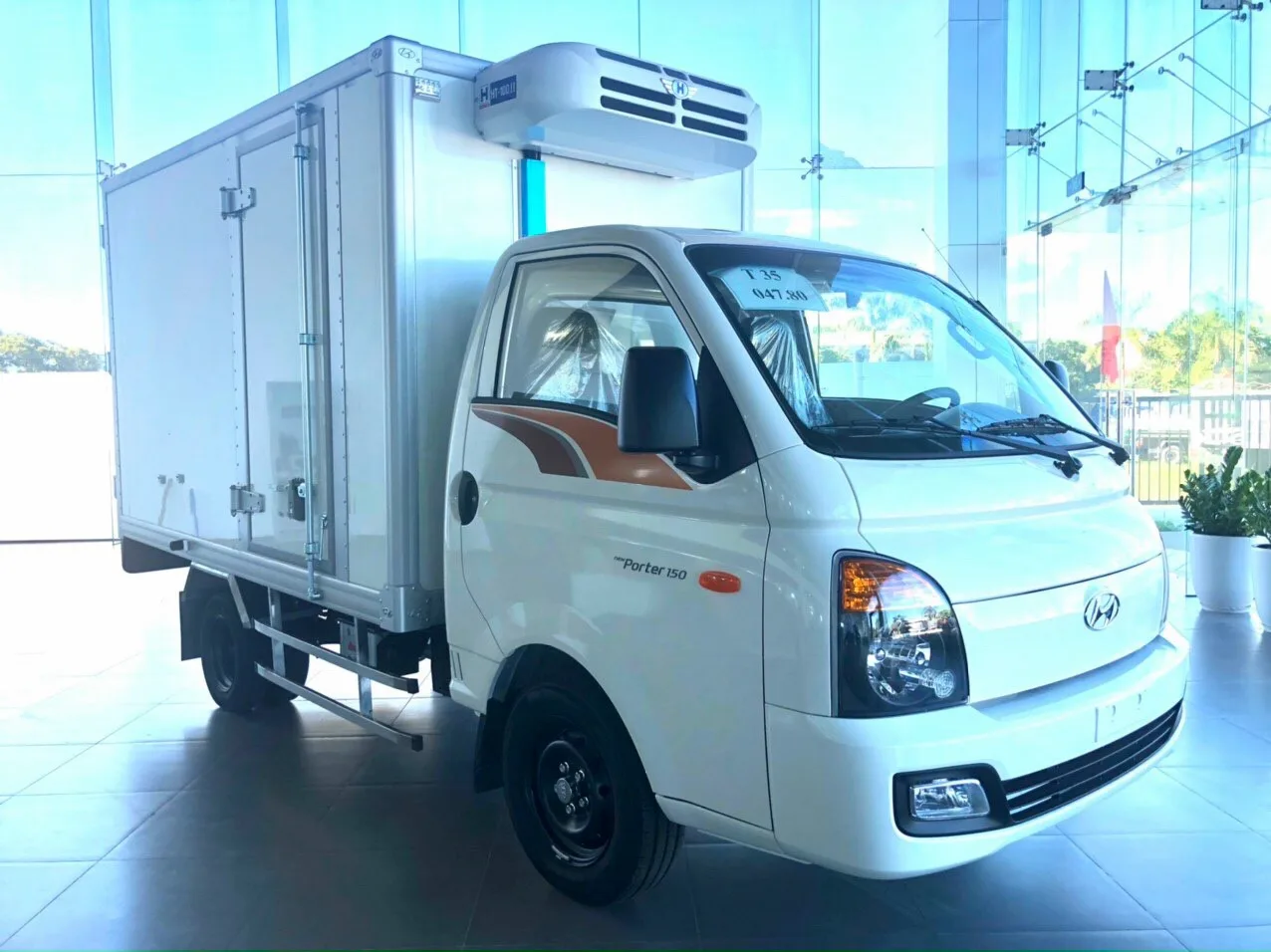 Xe tải Hyundai H150 thùng đông lạnh tải 1.25 tấn chuyên dụng chở hàng hóa đông lạnh như 