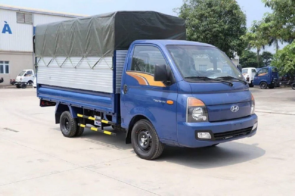 Xe tải Hyundai H150 thùng mui bạt tải trọng 1.4 tấn thông dụng đa dạng các hàng hóa như rau củ quả