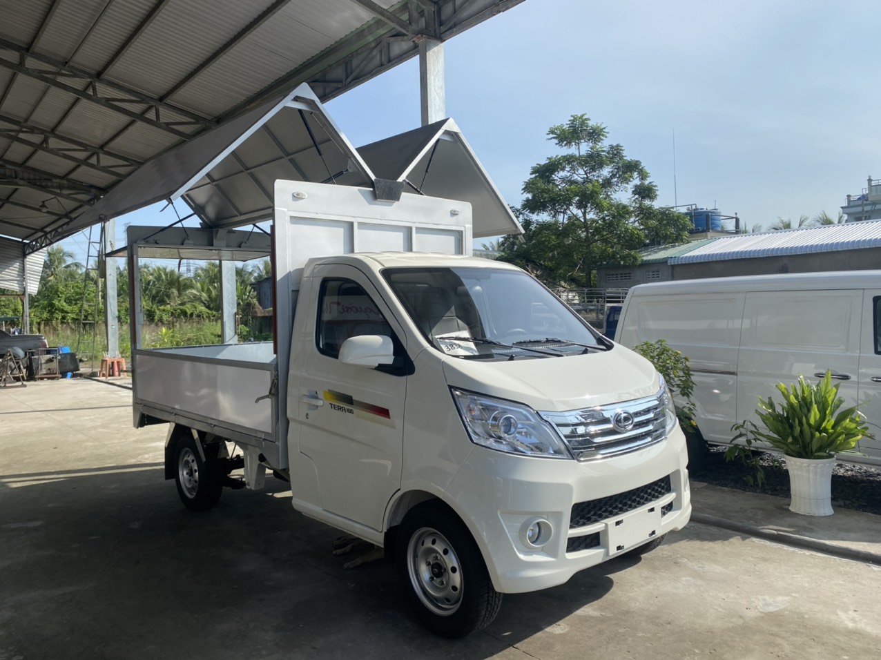 Xe tải Tera 100 thùng cánh dơi